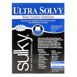 Puede incluir: Un paquete azul y negro de estabilizador soluble en agua Sulky Ultra Solvy. El paquete presenta el texto "Create with Confidence" y enumera los usos del producto, incluyendo el bordado sin aro, el monograma, el boceto con hilo, los patrones de acolchado, el aplique, el trabajo de encaje, el puente, los ojales y el trabajo en 3D. El paquete también indica que el peso es pesado, el color es translúcido y el tamaño es 19-1/2" x 36".