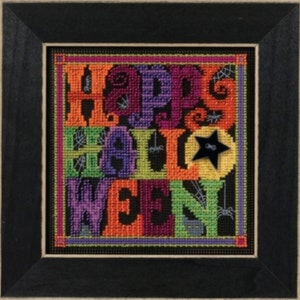 Op de afbeelding: Een ingelijst kruissteekkunstwerk met de woorden "HAPPY HALLOWEEN" in kleurrijke blokletters. De letters zijn oranje, paars, groen en geel, met spinnenweb- en spinnenaccenten. Een zwarte ster staat op een gele cirkel. De lijst is zwart.