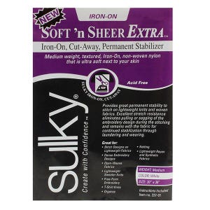 以下が含まれることがあります： 紫色と黒色のパッケージに入った、Sulky Soft 'n Sheer Extra アイロン接着、カットアウェイ、永久安定剤。パッケージには、中厚、テクスチャード、アイロン接着、不織布ナイロンで、肌触りが非常にソフトであると記載されています。酸フリーで、軽量ニットや織物に縫い付けるための優れた永久的な安定性を提供します。パッケージには、重量が中、色が白、サイズが 51 cm x 91 cm と記載されています。パッケージには、説明書と品番 237-01 も記載されています。