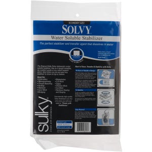 Può includere: Un sacchetto di plastica bianco contenente un rotolo di stabilizzatore solubile in acqua Sulky Solvy. Il sacchetto ha un'etichetta blu con il testo "ECONOMY SIZE! SOLVY Water Soluble Stabilizer" e istruzioni su come utilizzare il prodotto. L'etichetta include anche il testo "Create with Confidence."