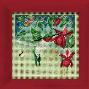 Può includere: Un ricamo a punto croce incorniciato in una cornice quadrata rosso scuro. Il disegno raffigura un colibrì con piume verdi e bianche e la gola rossa, che vola vicino a due fiori di fucsia. Una piccola ape è visibile a sinistra dell'uccello.