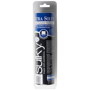 Puede incluir: Un paquete negro y azul de estabilizador soluble en agua Sulky Ultra Solvy. El paquete tiene una etiqueta blanca con el nombre del producto y la descripción. La etiqueta también incluye una lista de usos para el producto, como bordado sin aro, bordado a mano alzada, dibujo con hilo, acolchado, aplicación, trabajo de encaje, puente, abotonadura, trabajo en 3D, bordes, trabajo de sombra, trabajo de corte, encaje hilado, richelieu y bufandas.
