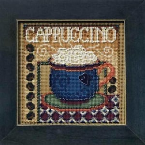 Könnte beinhalten: Gerahmtes Kreuzstich-Kunstwerk mit einer blauen Kaffeetasse, gefüllt mit Schlagsahne und einem herzförmigen Anhänger. Das Wort "CAPPUCCINO" ist gestickt. Die Tasse steht auf einer grünen Untertasse mit gemustertem Rand.