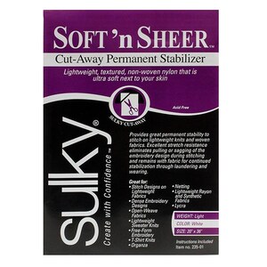 以下が含まれることがあります： Sulky Soft 'n Sheer Cut-Away Permanent Stabilizerのパッケージ。パッケージは黒と紫で、白い文字が書かれています。この製品は、軽量で質感のある不織布ナイロンです。サイズは50.8 cm x 91.4 cmです。