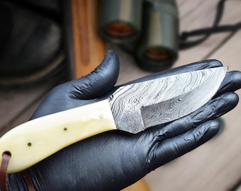 Cuchillo de caza de Damasco personalizado – Mango de hueso de espiga completa con funda de cuero – Regalo para él, papá, amante de la naturaleza, regalo de Navidad