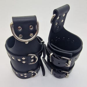 Stable and solid hanging shackles made of genuine, vegetable tanned leather