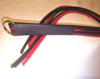 Látigo de PVC: muy duro y con bordes afilados, puede causar lesiones.