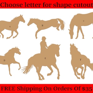 Paarden, groep paarden, onbehandeld hout knipsels vormen grote & kleine maten