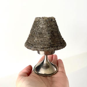 Miniatur Tischlampe – 12 cm | Perlen Lampenschirm mit Metallsockel | Puppenhaus Dekor | LED Teelichthalter | Retro Mini Akzent-Licht
