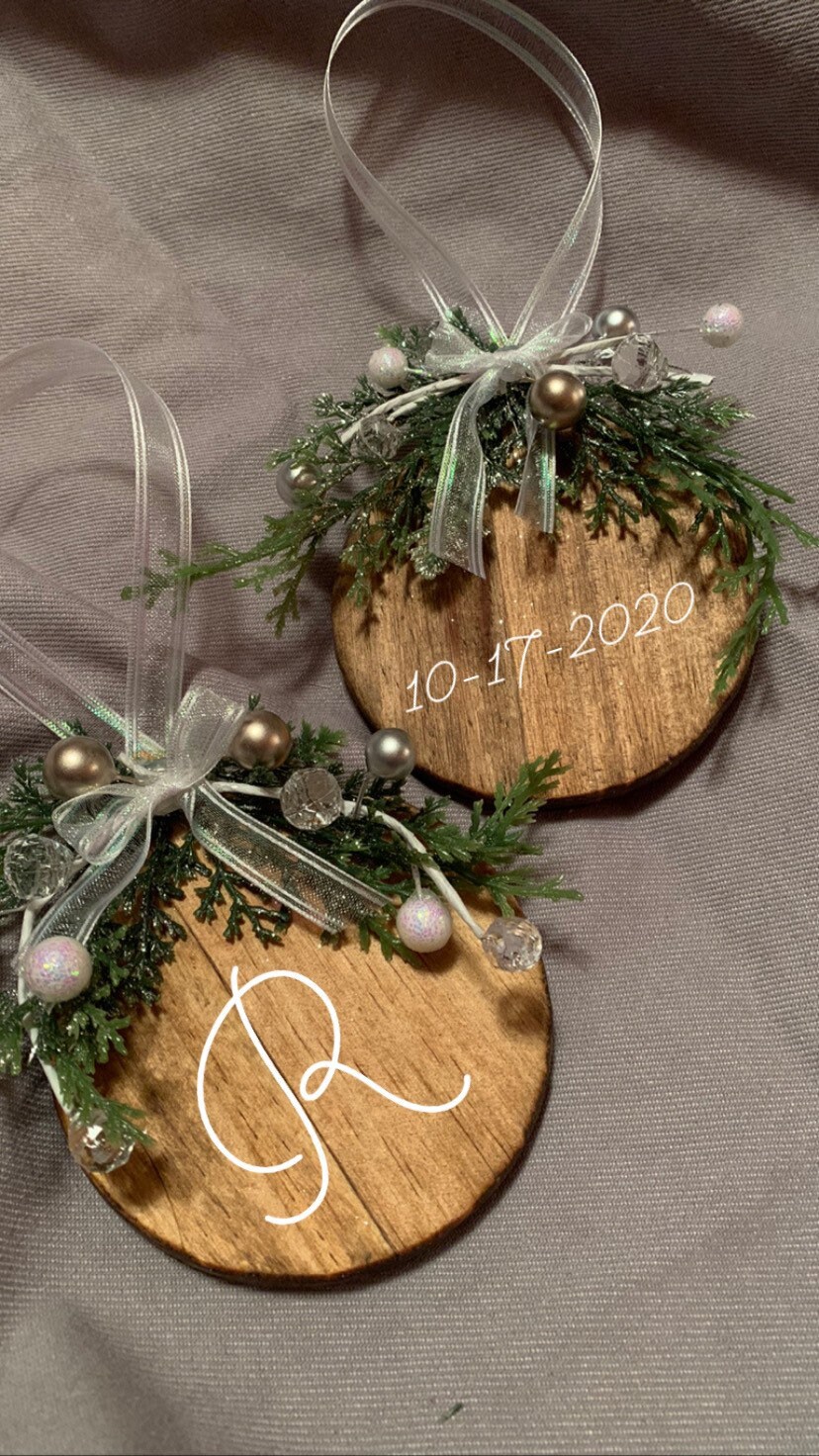 Personalized wood circle ornaments vinyl personalization Etsy