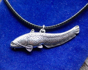 Halsband med hänge i tenn och havskatt med presentpåse