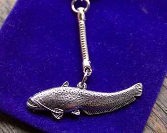 Llavero de bagre / Idea de regalo de pesca / Peltre plateado y acero inoxidable / Bolsa de regalo incluida
