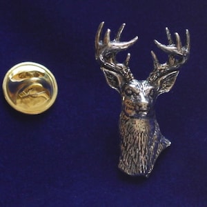 Spilla Smaltata White Stag Of Arran – Distintivo Qualità Da Collezione