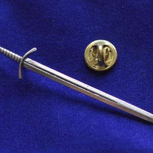 Mittelalterliche Breitschwert-Anstecknadel aus Zinn mit Geschenkbeutel