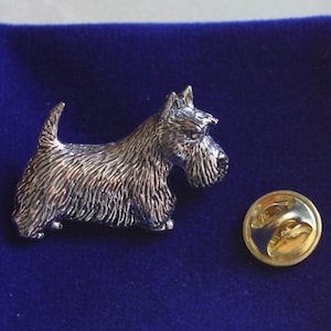 Badge met tinnen reversspeld Schotse terriër met cadeauzakje