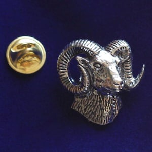 Badge met dikhoornschaap tinnen reversspeld met cadeauzakje