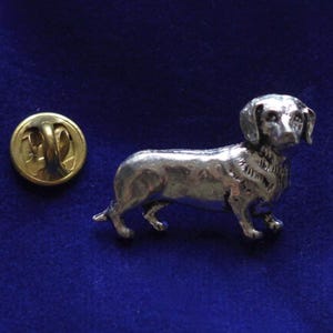 Pin de solapa de peltre con diseño de perro salchicha y bolsa de regalo
