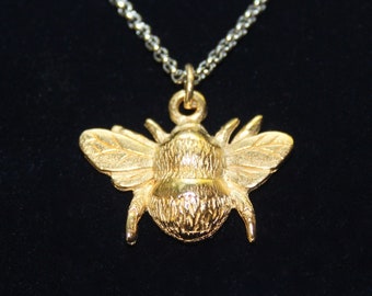 Collar con colgante de abeja chapado en oro, cadena de acero inoxidable y bolsa de regalo.
