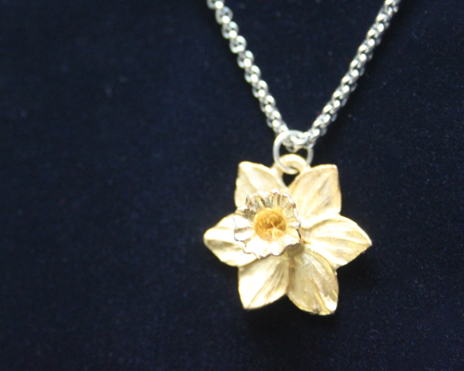 Daffodil online necklace pendant