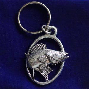Walleye Fisch Schlüsselanhänger | Angeln Geschenkidee | Silber Zinn und Edelstahl | Geschenkbeutel enthalten