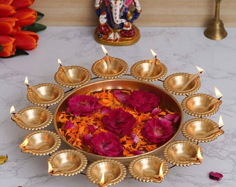Centro de mesa indio con cuenco Urli de latón y velas flotantes (decoración de Diwali)