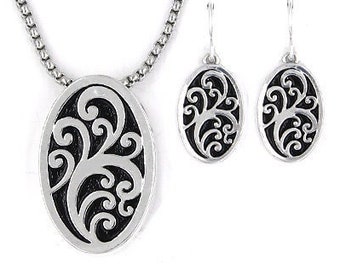 Conjunto de collar con colgante de plata ovalada con relieve negro inspirado en Brighton