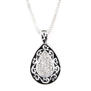 Puede incluir: Un collar de cadena de plata con un colgante en forma de l&aacute;grima. El colgante es negro con filigrana plateada y un centro de pedrer&iacute;a transparente.