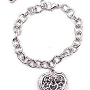 K&ouml;nnte beinhalten: Silberne Kettenarmband mit einem filigranen, durchbrochenen Herz-Anh&auml;nger.