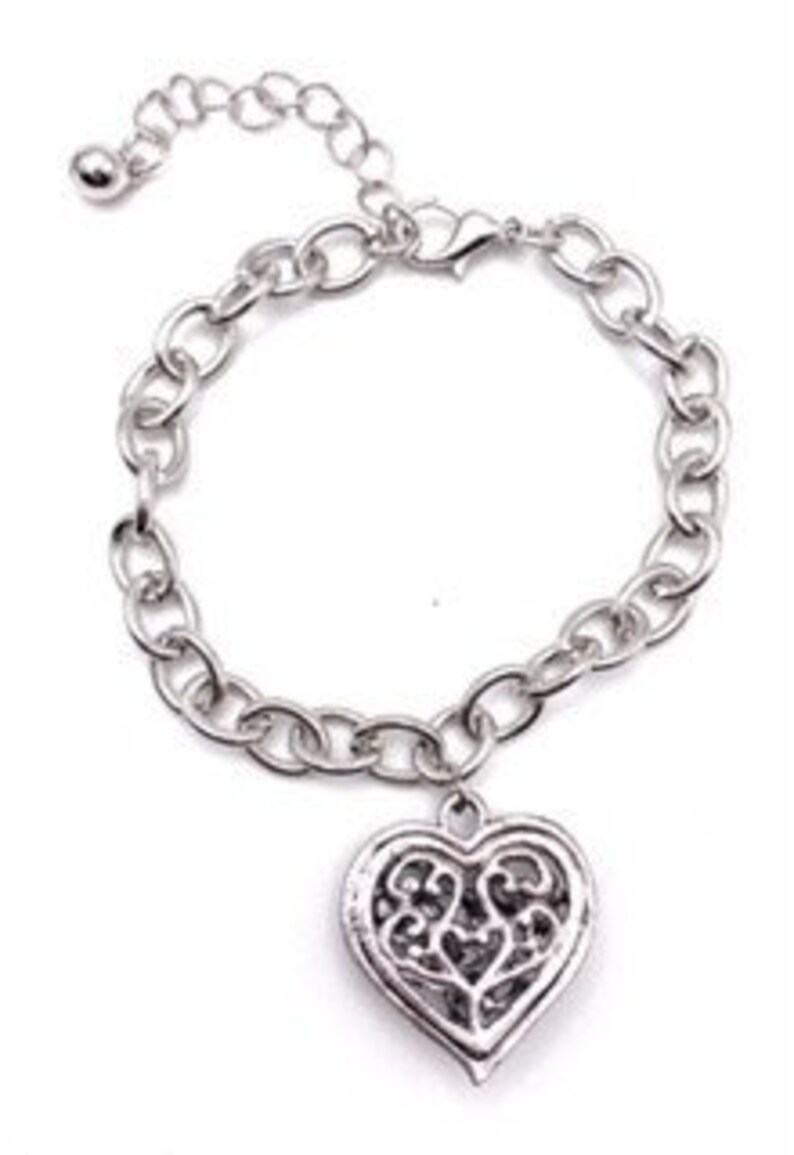 K&ouml;nnte beinhalten: Silberne Kettenarmband mit einem filigranen, durchbrochenen Herz-Anh&auml;nger.