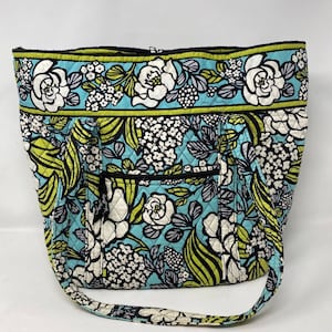 Vera Bradley Island Blooms Vera Tote Toggle closure.