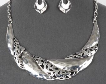 Brighton Inspired Silver Hammered Metal Filigree Bib PENDANT NECKLACE EARRINGS Set
