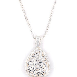 Puede incluir: Collar de plata con un colgante de l&aacute;grima de filigrana. El colgante tiene un dise&ntilde;o delicado e intrincado, perfecto para agregar un toque de elegancia a cualquier atuendo.