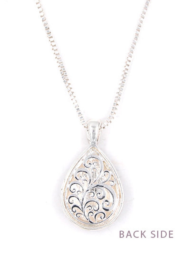 Puede incluir: Collar de plata con un colgante de l&aacute;grima de filigrana. El colgante tiene un dise&ntilde;o delicado e intrincado, perfecto para agregar un toque de elegancia a cualquier atuendo.