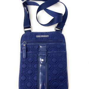 Vera Bradley Bolso bandolera de microfibra con ribete azul marino Cartera Hipster