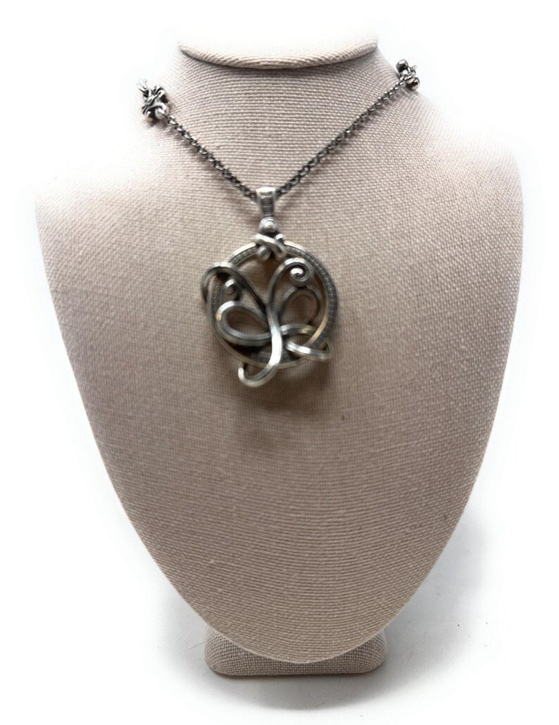 Collar con colgante de mariposa de plata "Romance de la Naturaleza" de Brighton imagen 4
