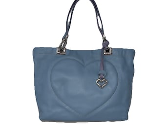 Bolso de mano Brighton Joni de piel azul con asas reversibles y costuras en forma de corazón.