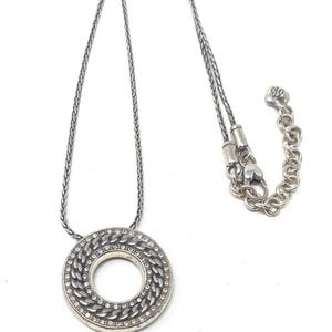 Brighton CHAIN REACTION Halsband med silverfärgat cirkelkristallhänge och vändbart hänge bild 2