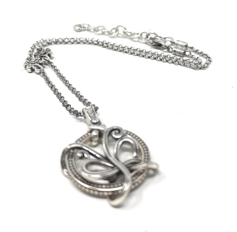 Collar con colgante de mariposa de plata "Romance de la Naturaleza" de Brighton imagen 3