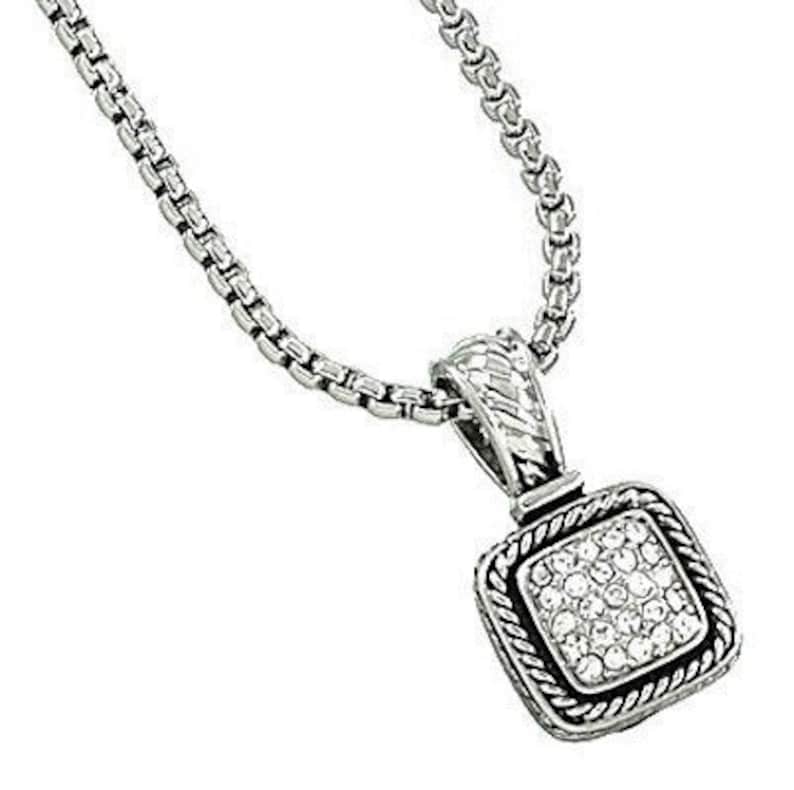 Puede incluir: Un collar de cadena de plata con un colgante cuadrado que presenta un grupo de cristales transparentes.