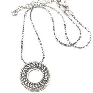 Brighton CHAIN REACTION Halsband med silverfärgat cirkelkristallhänge och vändbart hänge bild 1