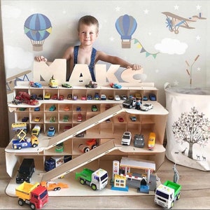 Peuter jongen verjaardag cadeau speelgoed montessori aangepaste naam gepersonaliseerde speelgoed auto opslag garage track ramp waldorf speelhuis 2 6 5 4 3 jaar oud afbeelding 4