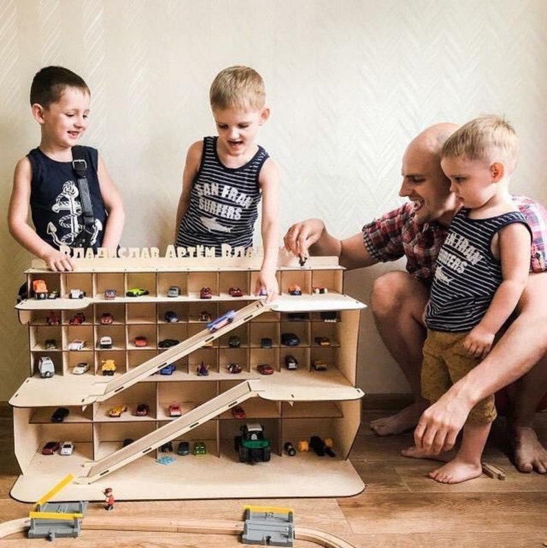 Étagère de garage de voiture en bois personnalisée avec rampe pour 2 3 4 5 6 ans Bambin Twin Boy cadeau danniversaire pour les enfants dâge préscolaire hot wheels display image 6