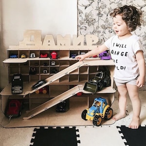 Gepersonaliseerde houten speelgoed auto garageplank met oprit voor 2 3 4 5 6 jaar oude Peuter Twin Jongen verjaardagscadeau voor kleuter hot wheels display afbeelding 8