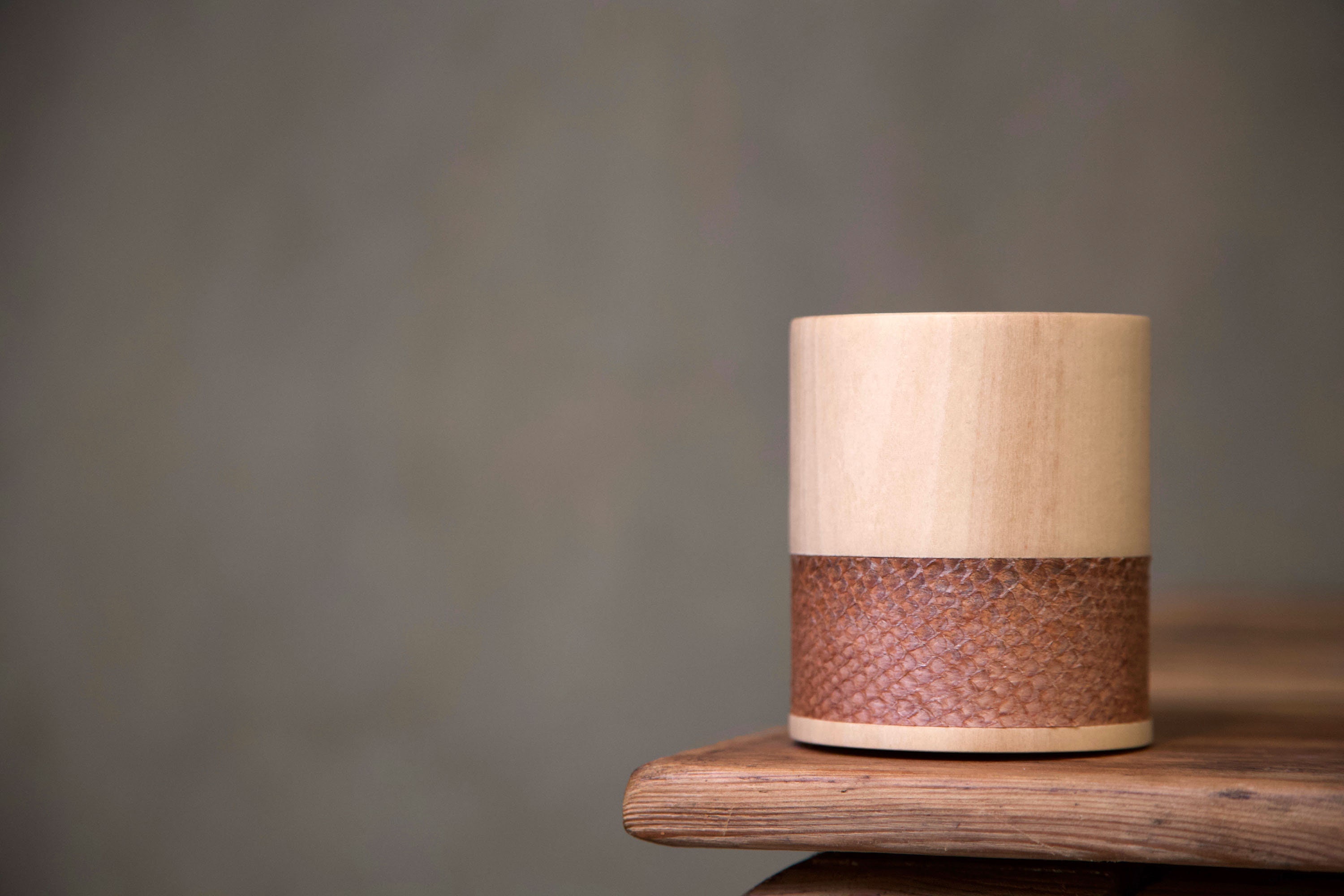 Pot en Bois de Tilleul et Cuir Poisson Marron Modèle Droit Pour Décoration