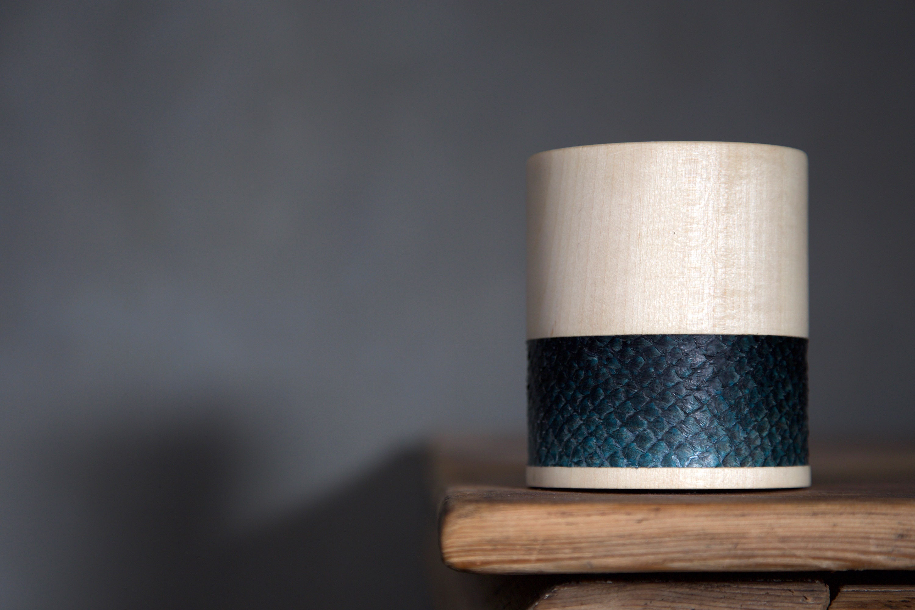 Pot en Bois de Tilleul et Cuir Poisson Bleu Indigo Modèle Droit Pour Décoration