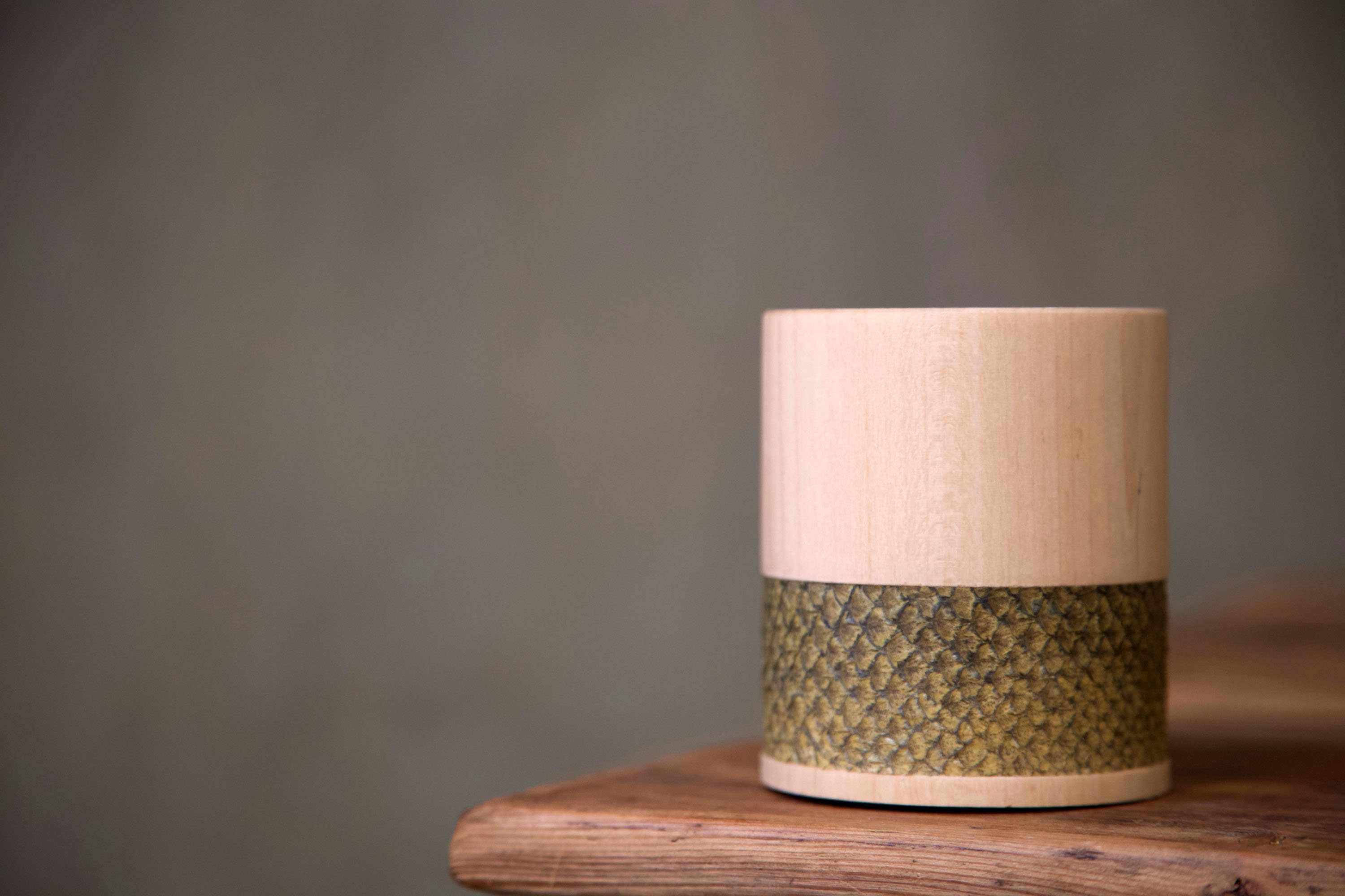 Pot en Bois de Tilleul et Cuir Poisson Jaune Pâle Modèle Droit Pour Décoration