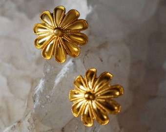 Daisy stud earrings Solid gold stud earrings flower earrings 22k gold earrings Ancient greek Fine greek jewelry Antique jewelry Wife gift