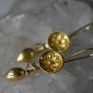 22Kゴールドフラワーダングルイヤリング：古代ギリシャスタイル、ハンドメイド