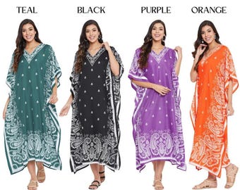 Puede incluir: Cuatro vestidos tipo caftán en colores verde azulado, negro, morado y naranja. Cada vestido presenta un cuello en V, mangas anchas y un estampado de cachemira blanco en el dobladillo y el cuello, con pequeños motivos de gotas.