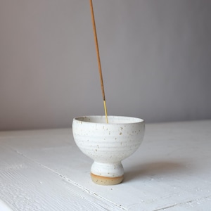 Porte-encens simple, Porte-encens en céramique, Porte-encens en poterie fait main, Porte-encens d&#39;autel, Céramique mouchetée, Encens minimaliste